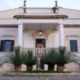 Entrati nell�ampio giardino ci troviamo cos� di fronte alla raffinata facciata bianca della residenza, che svetta oltre un�aiuola di dasylirion con al centro la statua di un fanciullo